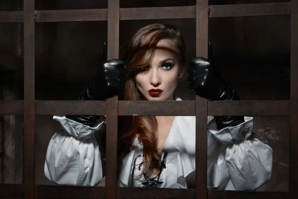 Piękna kobieta w pirackim stylu jako więzień — Zdjęcie stockowe
