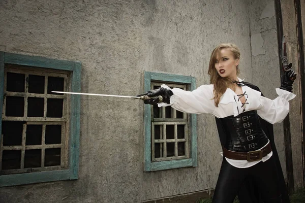 Сексуальная женщина в пиратском стиле держит меч — стоковое фото
