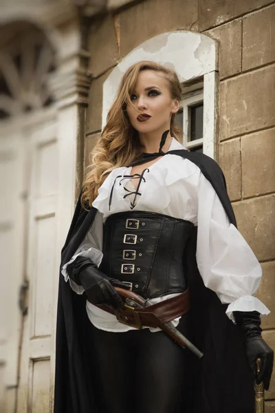 Sexy woman in pirate style with old handgun — Stock Photo, Image