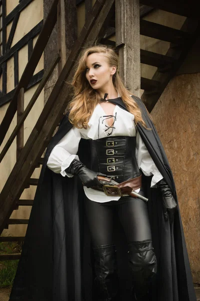 Sexy vrouw in pirate stijl met oude pistool — Stockfoto