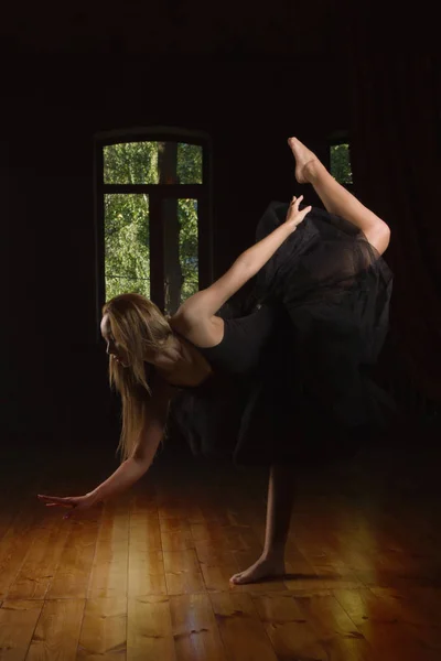 Giovane ballerina in una stanza buia — Foto Stock