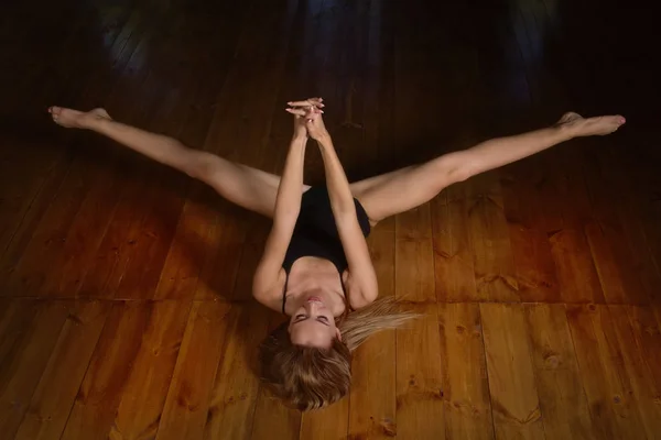 Belle gymnaste engagé gymnastique artistique à la salle de sport — Photo