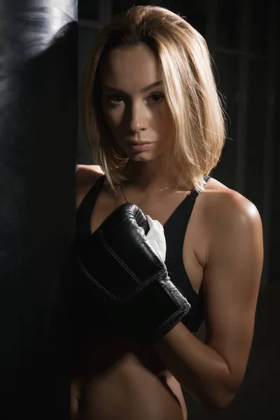 Chica entrenamiento patada boxeo — Foto de Stock