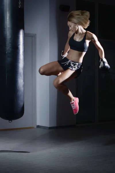 Chica entrenamiento patada boxeo —  Fotos de Stock