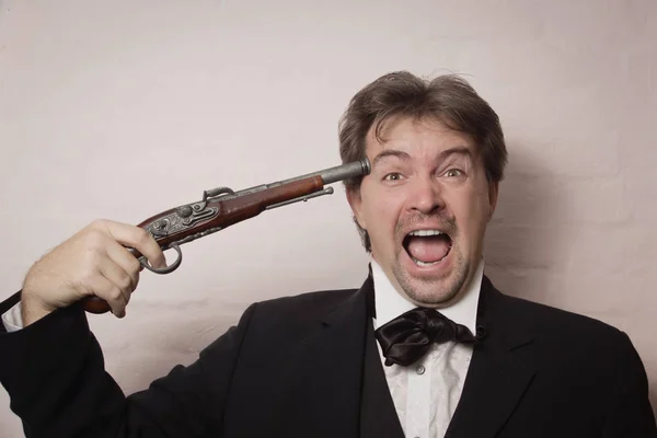 Homem de estilo vitoriano atirando em si mesmo — Fotografia de Stock