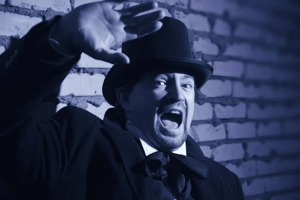 Viktoriánský styl vystrašený muž křičí — Stock fotografie