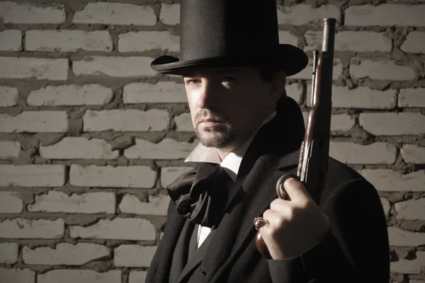 Viktoriansk stil mannen med gamla pistolen — Stockfoto
