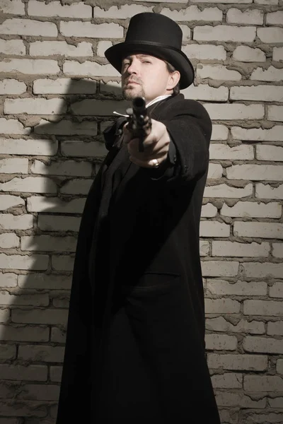 Homem de estilo vitoriano com arma velha — Fotografia de Stock