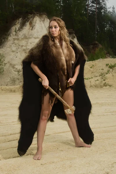 Mulher pré-histórica com o machado de pedra caça — Fotografia de Stock