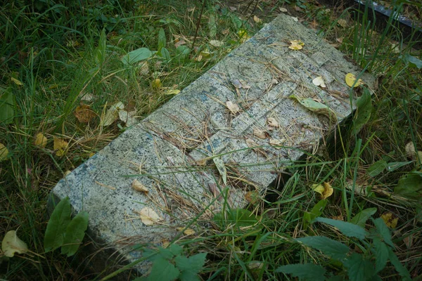 Pierre tombale sur l'ancien cimetière russe — Photo