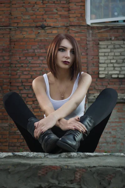 Jeune femme dans une usine industrielle — Photo