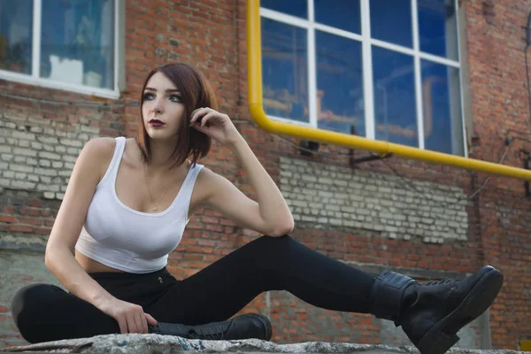 Mujer joven en una fábrica industrial —  Fotos de Stock