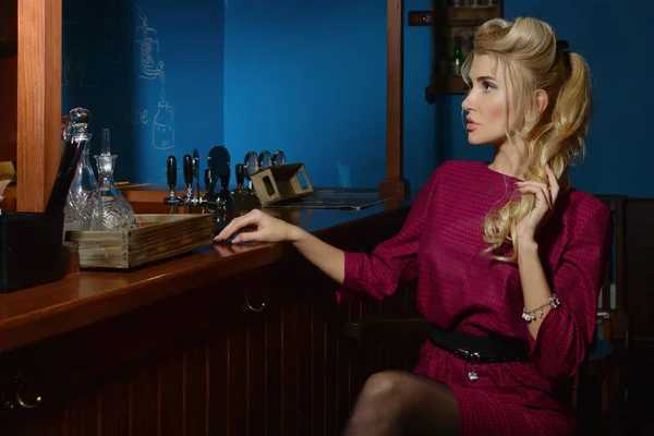 Hermosa pinup mujer en un bar —  Fotos de Stock