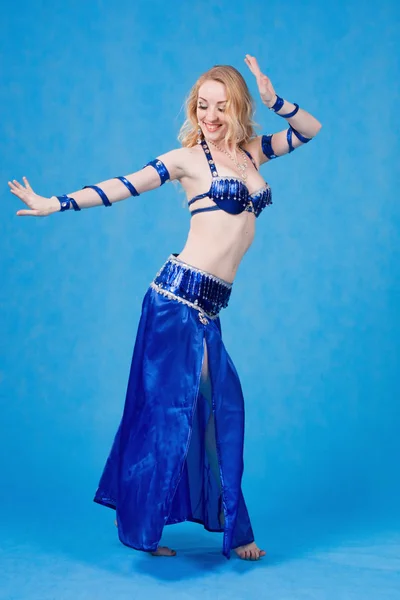 Beautiful belly dancer — Stock Photo, Image