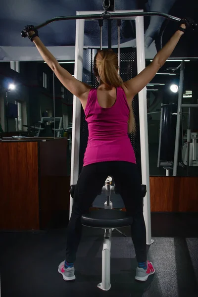 Ajuste o treinamento feminino no ginásio — Fotografia de Stock