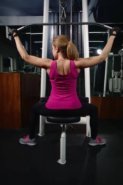 Zmieścić kobiece treningu w siłowni — Zdjęcie stockowe
