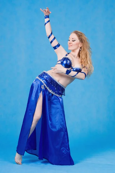 Beautiful belly dancer — Stock Photo, Image