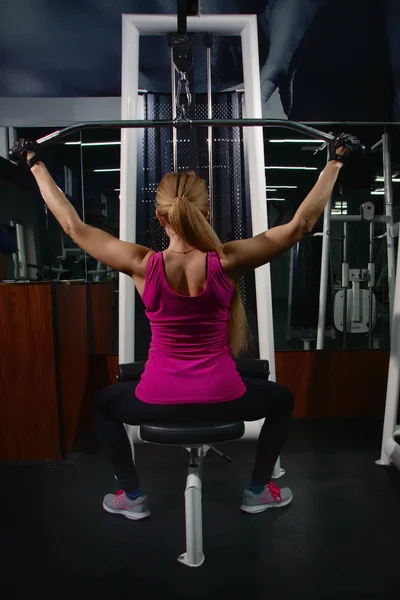 S'adapter à l'entraînement féminin en salle de gym — Photo