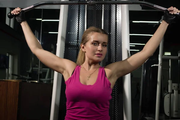 Zmieścić kobiece treningu w siłowni — Zdjęcie stockowe