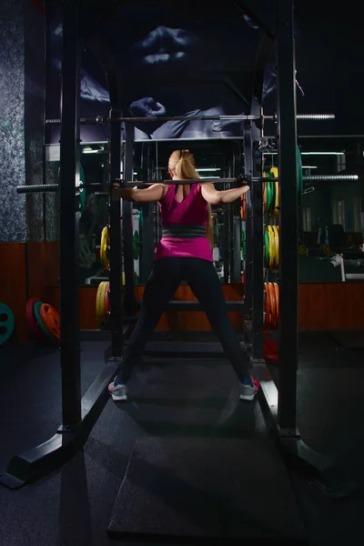 Mooi meisje oefenen met barbell — Stockfoto