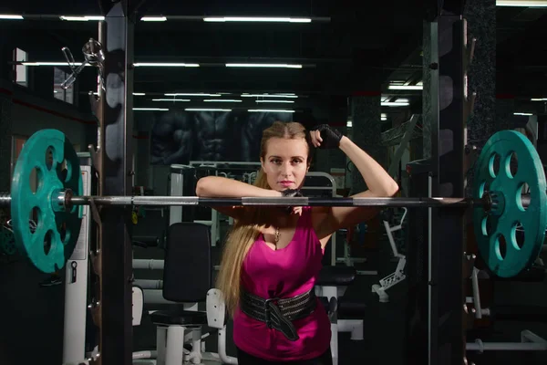 Beautiful girl exercising with barbell — Stock Photo, Image