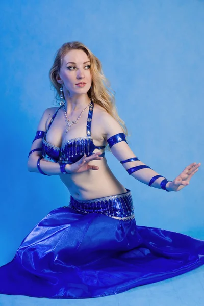 Beautiful belly dancer — Stock Photo, Image