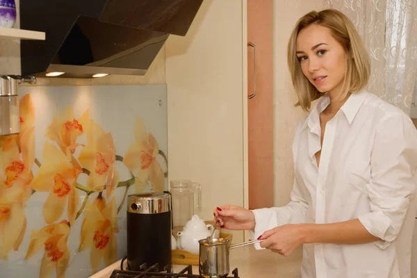 Sexuální žena v bílé Pánské tričko vaří kávu — Stock fotografie