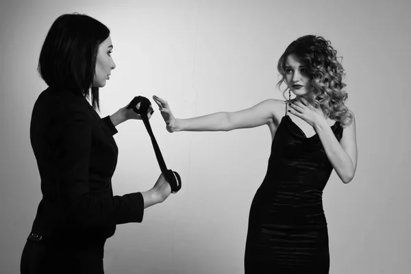 Hitwoman ha strangolato la bella giovane donna da sciarpa nera — Foto Stock