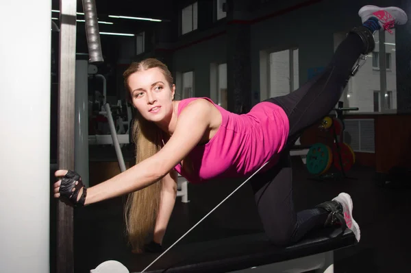 Fit female training in gym — Stock Photo, Image