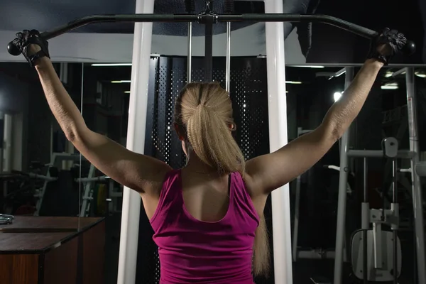 Entrenamiento femenino en el gimnasio —  Fotos de Stock