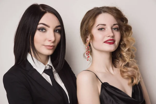 Dos chicas jóvenes de moda —  Fotos de Stock