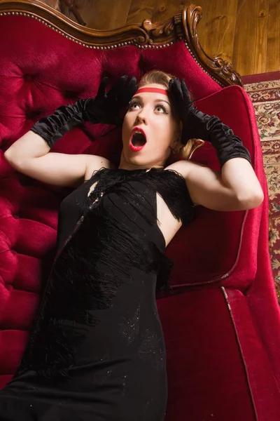 Elegantní vystrašená žena v retro stylu křičet hrůzou — Stock fotografie