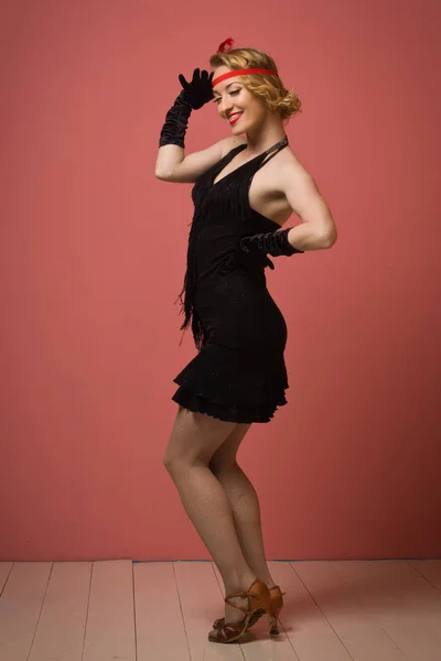 Bela atriz em preto vestido retro dança charleston — Fotografia de Stock