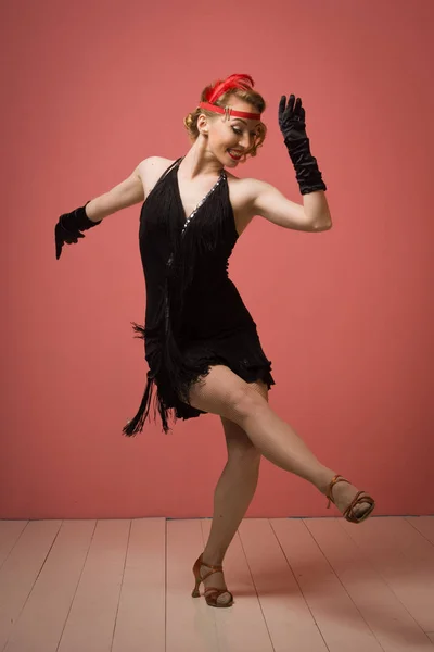 Hübsche Schauspielerin im schwarzen Retro-Kleid, die Charleston tanzt — Stockfoto