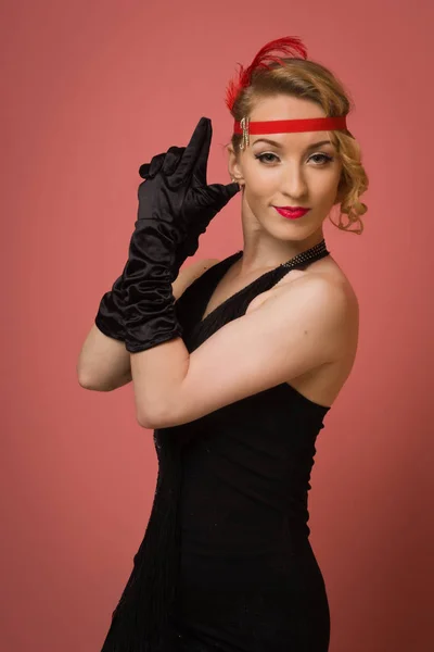 Mooie actrice in zwarte retro jurk met hoofdband — Stockfoto