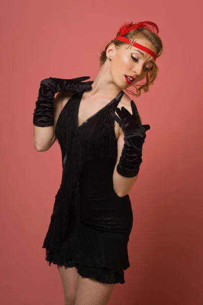 Bela atriz em vestido retro preto com headband — Fotografia de Stock