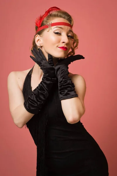 Bonita actriz en negro vestido retro con diadema —  Fotos de Stock
