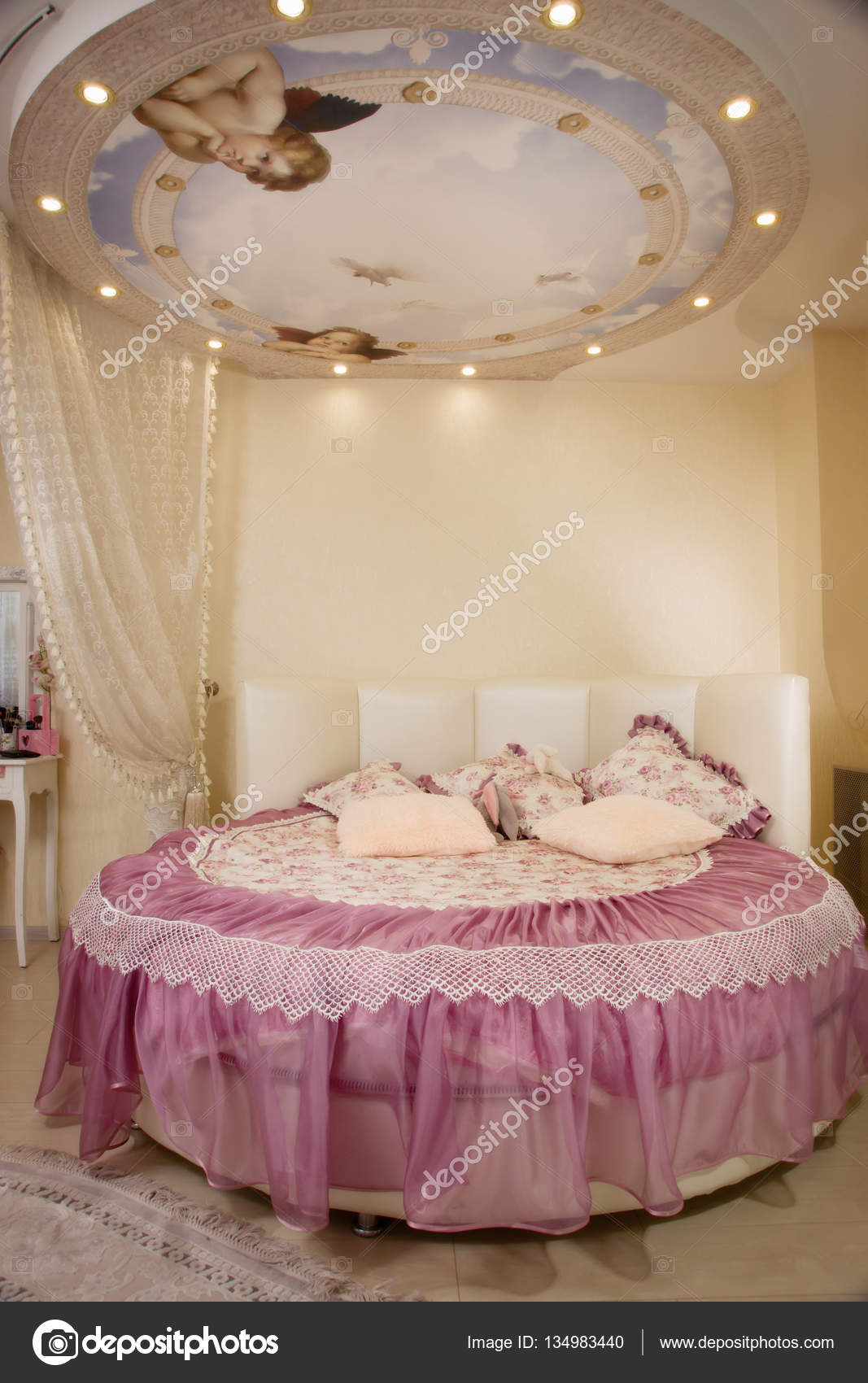 Bella camera da letto con un letto rotondo — Foto Stock © Demian ... Bella camera da letto con un letto rotondo — Foto Stock © Demian ...