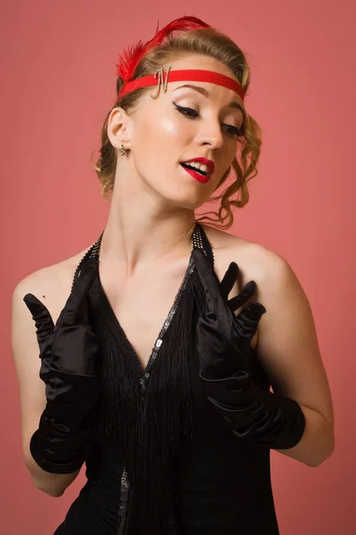 Krásná herečka v černé retro šaty s čelenkou — Stock fotografie