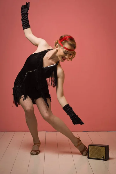 Pretty actress in black retro dress dancing charleston — Stock Photo, Image