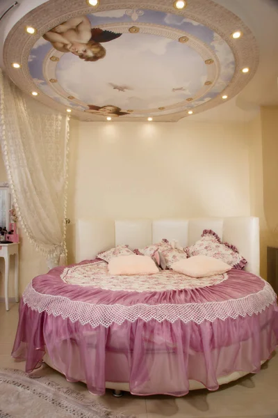 Όμορφη υπνοδωμάτιο με ένα στρογγυλό κρεβάτι — Φωτογραφία Αρχείου