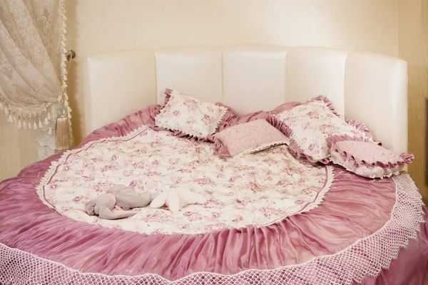 Schönes Schlafzimmer mit rundem Bett — Stockfoto