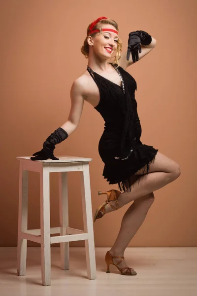Krásná herečka v černé retro šaty s čelenkou — Stock fotografie