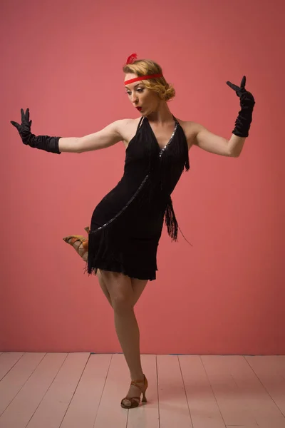 Красивая актриса в чёрном ретро-платье танцующая Чарльстон — стоковое фото