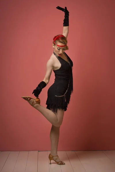 Bela atriz em preto vestido retro dança charleston — Fotografia de Stock