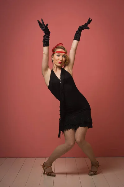 Guapa actriz en negro retro vestido bailando charleston — Foto de Stock