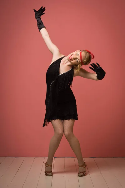 Hübsche Schauspielerin im schwarzen Retro-Kleid, die Charleston tanzt — Stockfoto