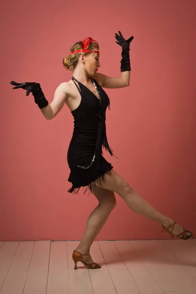 Bela atriz em preto vestido retro dança charleston — Fotografia de Stock