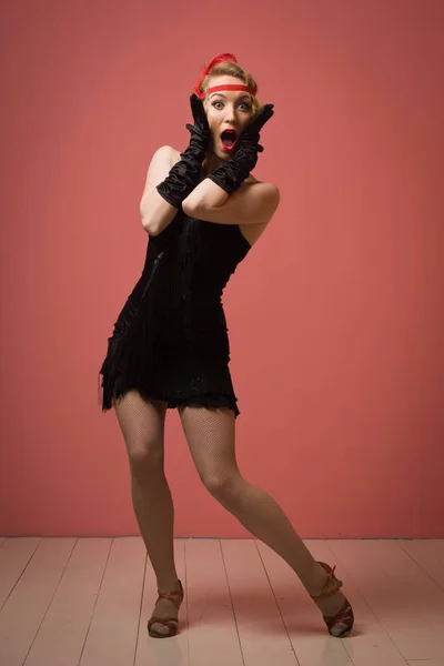 Pretty actress in black retro dress dancing charleston — Stock Photo, Image