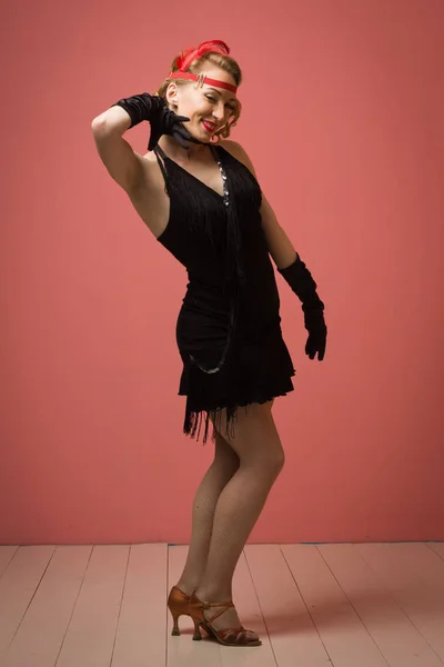 Ładna aktorka w czarny retro sukienka taniec charleston — Zdjęcie stockowe